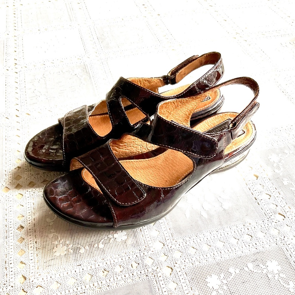 Clark’s Brown Mock Gator Adjustable Sandals  Clarks Very Nice 8.5